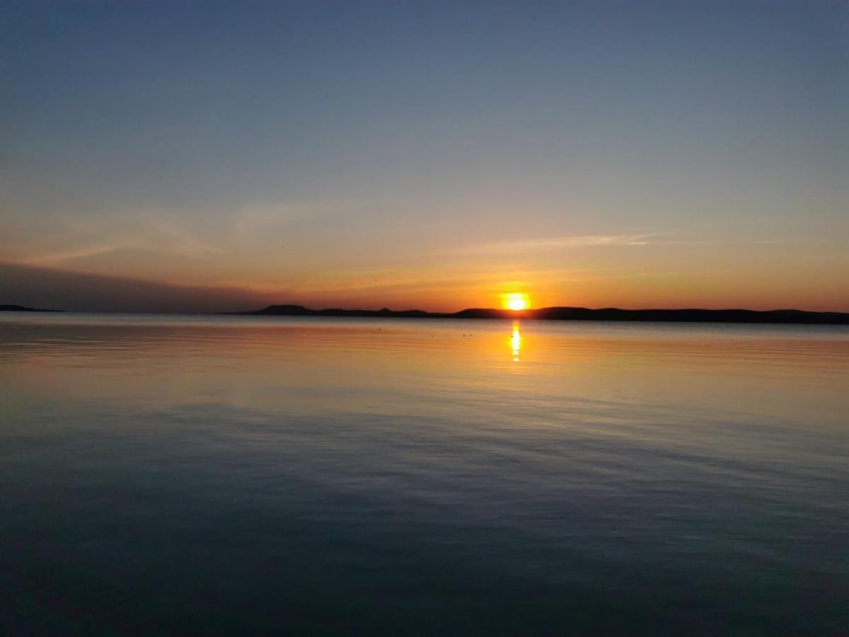 Room4U Apartment Balatonszárszó エクステリア 写真