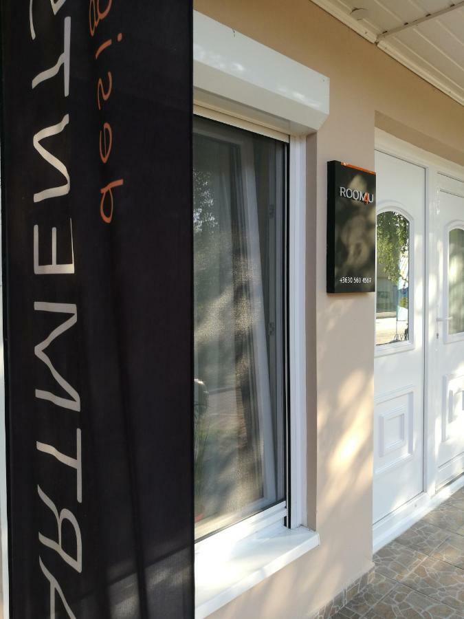 Room4U Apartment Balatonszárszó エクステリア 写真