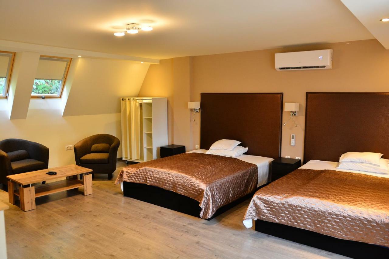 Room4U Apartment Balatonszárszó エクステリア 写真